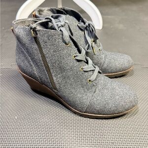 Dr. Scholl's Charcoal Lace-Up Wedges